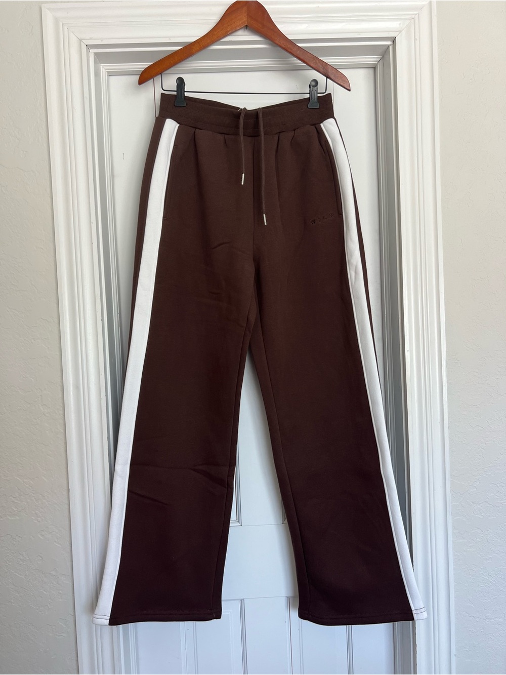 NWT Wilo The Label Chocolate Brown Sweatpants Medium White Accent Wide Leg